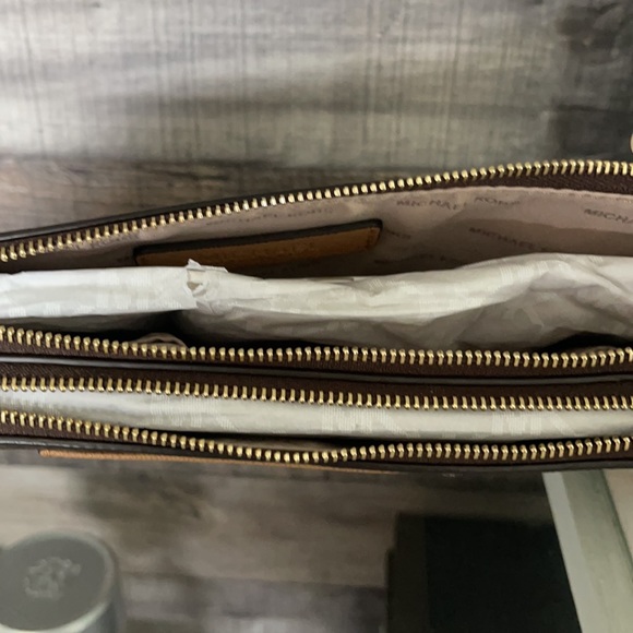 ❤️NWT!!!❤️ MICHAEL Kors Large double zip wristlet. - Picture 5 of 11